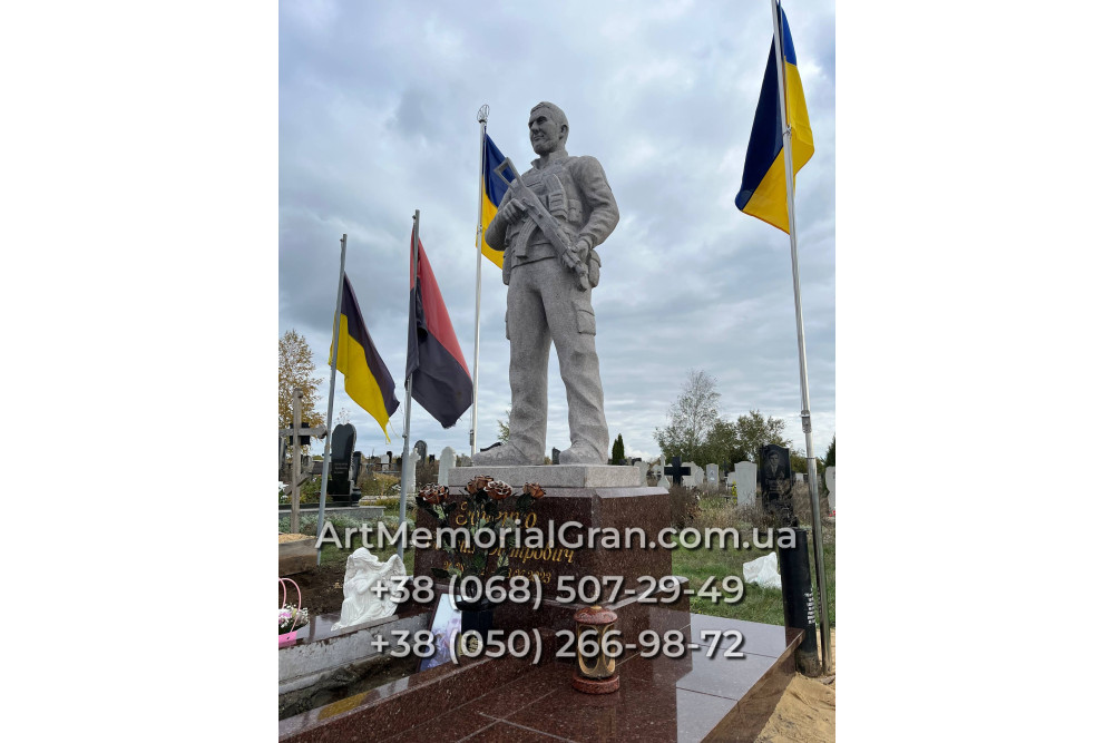 Памятник военному в виде скульптуры 00894